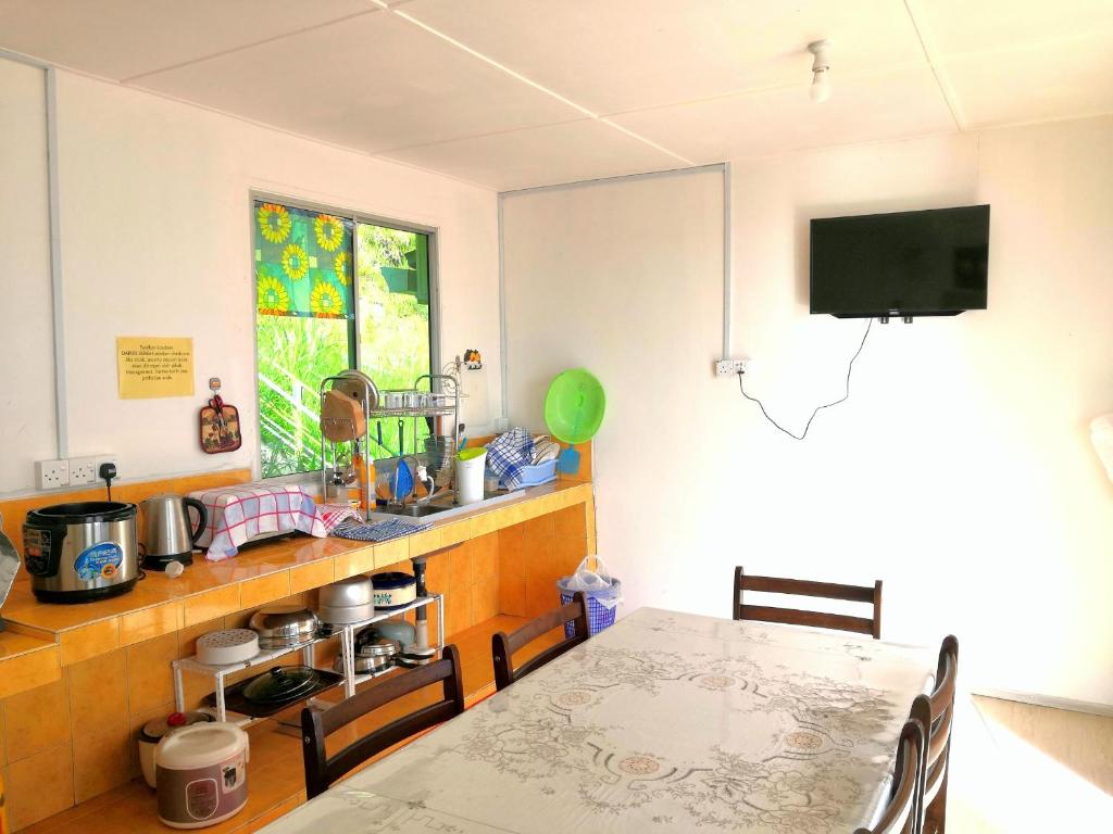 TV a/nebo společenská místnost v ubytování D' Limbai Cottage