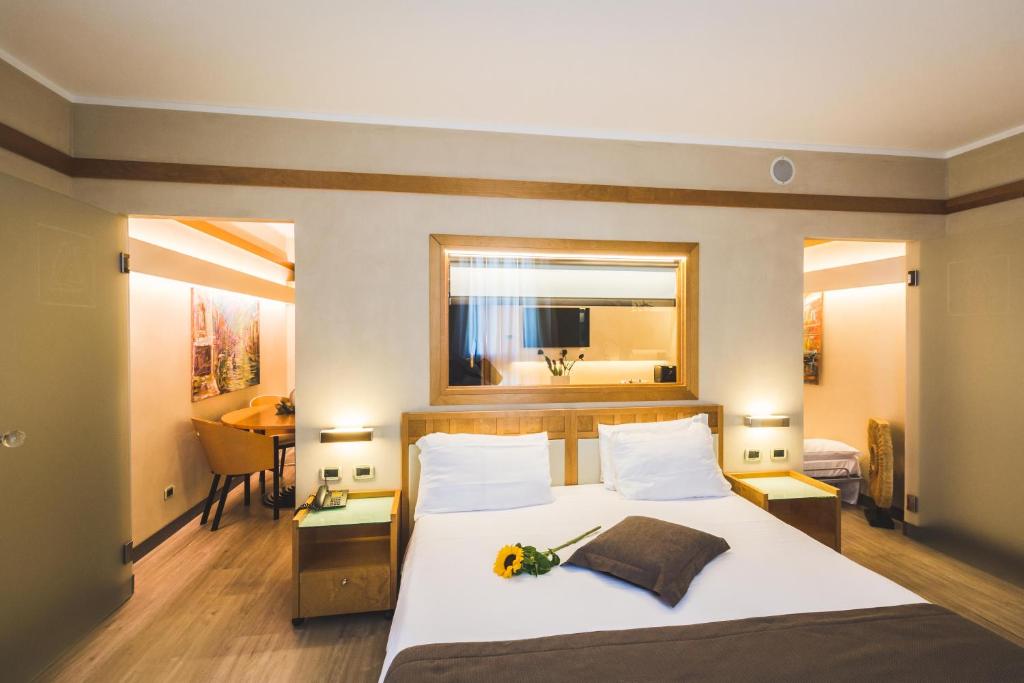 Postel nebo postele na pokoji v ubytování Park Hotel Ai Pini & Restaurant Ai Pini