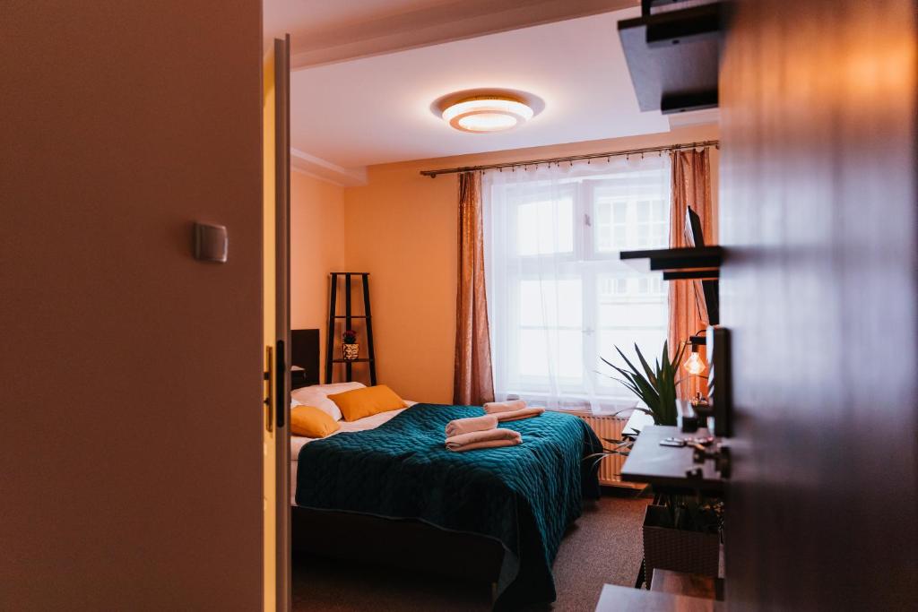 sypialnia z łóżkiem i oknem w obiekcie Kamieniczka Palladium w Gdańsku