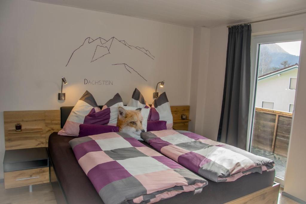 Una cama o camas en una habitación de Ferienhaus Fux - Your Lake and Ski Hideaway at Tauplitz near Hallstatt