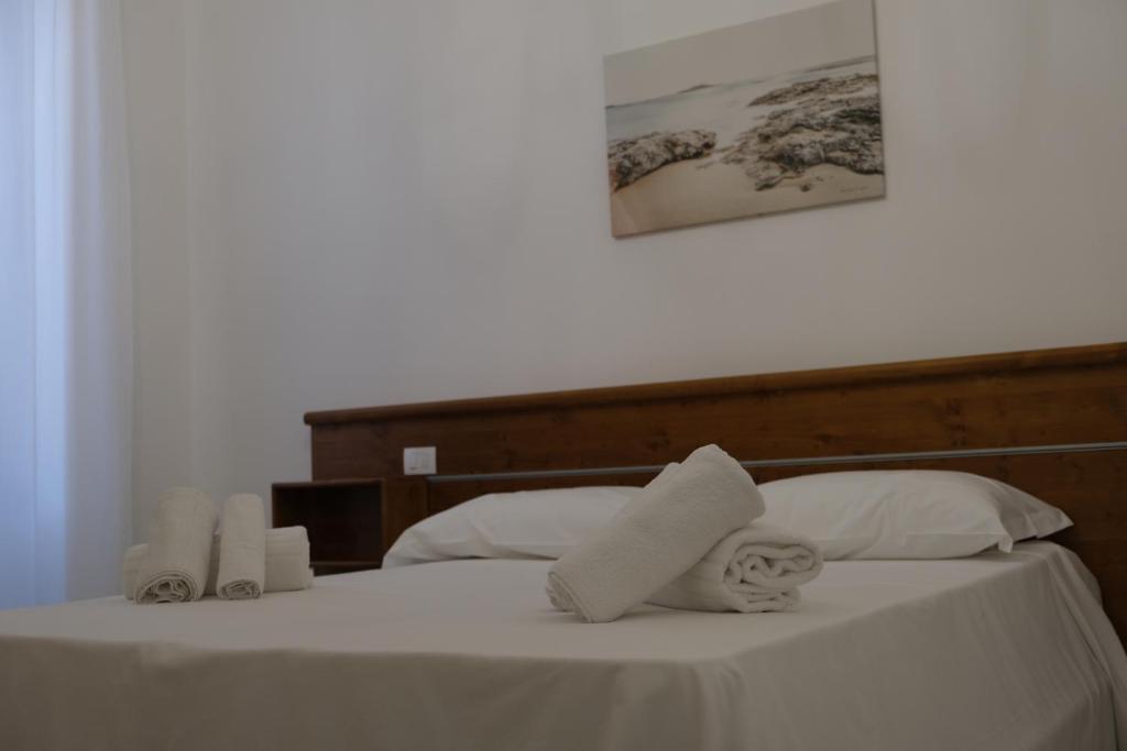 Postel nebo postele na pokoji v ubytování Dimora Savarino Marzamemi Suites with pool