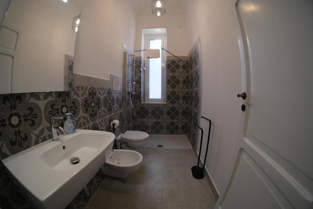 Koupelna v ubytování Dimora Savarino Marzamemi Suites with pool