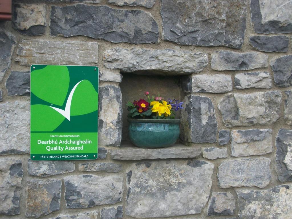 Certifikát, hodnocení, plakát nebo jiný dokument vystavený v ubytování Aille River Tourist Hostel Glamping Doolin