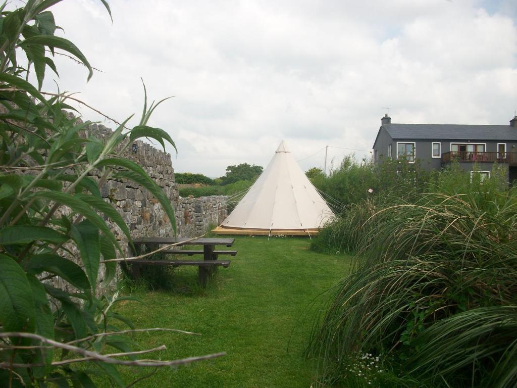 Zahrada ubytování Aille River Tourist Hostel Glamping Doolin