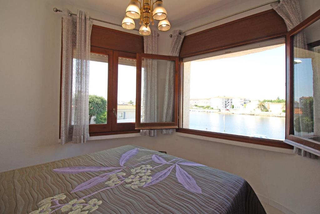 Posteľ alebo postele v izbe v ubytovaní Apart-rent Casa con piscina Sant Maurici 0191