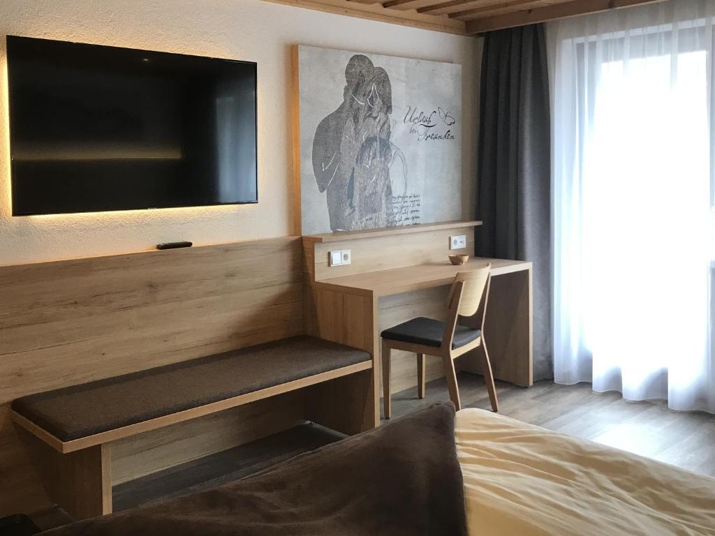 TV a/nebo společenská místnost v ubytování Landhotel Kaserer