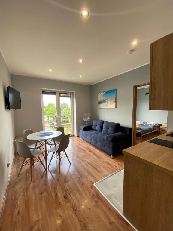 Televízia a/alebo spoločenská miestnosť v ubytovaní Apartamenty Studio 2 Orion Chłapowo