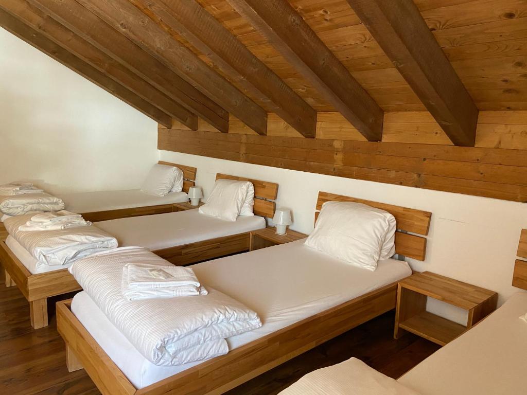 Postel nebo postele na pokoji v ubytování Berggasthaus Piz Calmot
