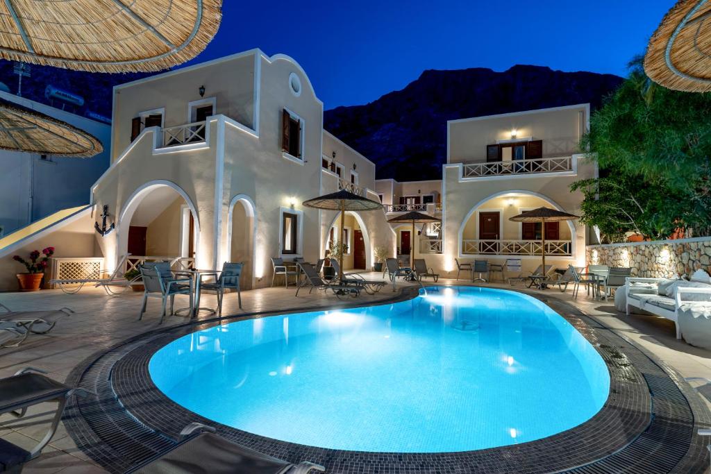 卡馬利的住宿－切爾斯索菲亞酒店，房屋中间的大型游泳池