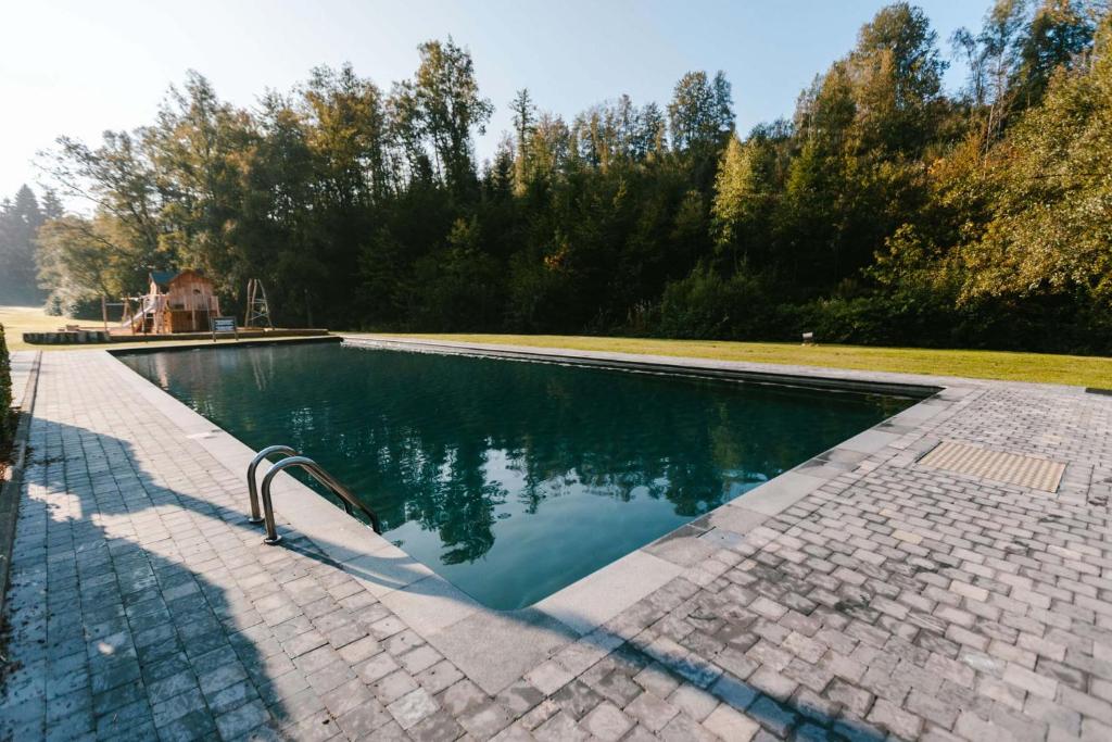 Bazén v ubytování Hotel Le Val D'arimont nebo v jeho okolí