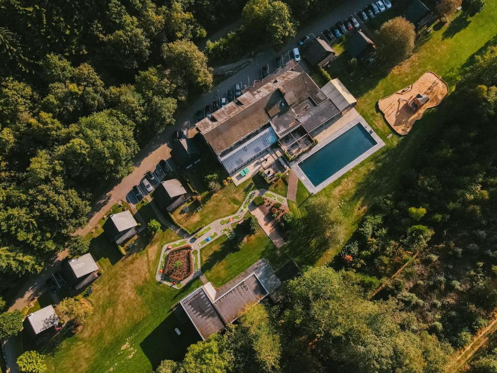Bazén v ubytování Hotel Le Val D'arimont nebo v jeho okolí