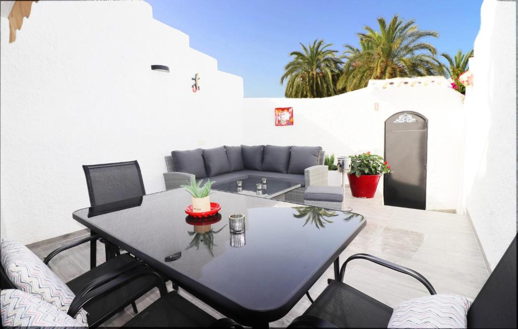 d'une terrasse avec une table, des chaises et un canapé. dans l'établissement Casa el Cielo Spainsunrentals 1184, à El Molino