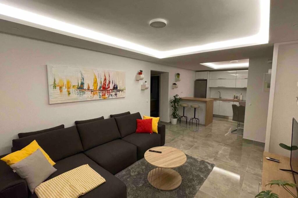 sala de estar con sofá y mesa en Luxury APARTMAN BILI, en Podgora