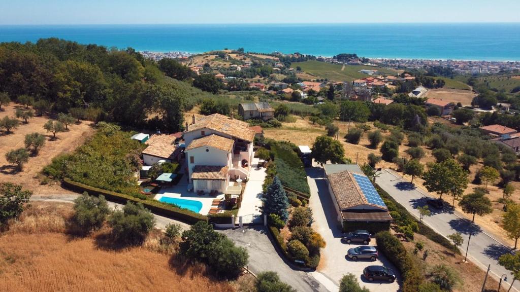 an aerial view of a house with a yard at B&B Villa Floriana in Tortoreto Lido