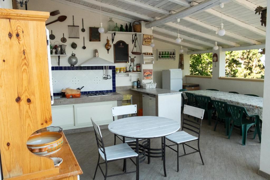 a kitchen and dining room with a table and chairs at Villa Lo Verde in Partinico