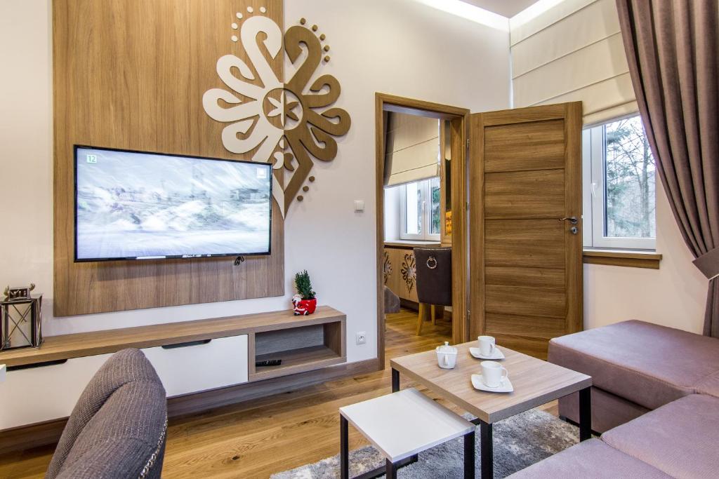 Televízia a/alebo spoločenská miestnosť v ubytovaní ApartHost Jagiellońska Residence