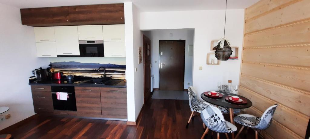 Kuchyňa alebo kuchynka v ubytovaní apartament Nad Doliną z tarasem i jacuzzi