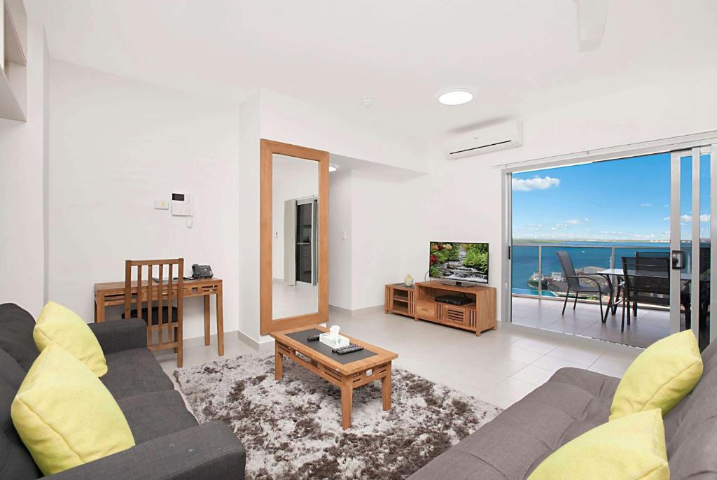 Μια τηλεόραση ή/και κέντρο ψυχαγωγίας στο Ramada Suites by Wyndham Zen Quarter Darwin