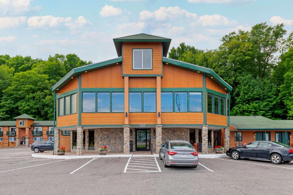 a building with a car parked in a parking lot at Econo Lodge Lakeview in Marquette