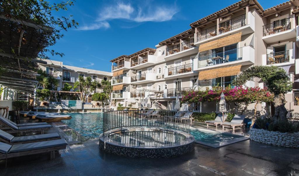 Bazén v ubytování Iniohos Zante Hotel & Suites nebo v jeho okolí