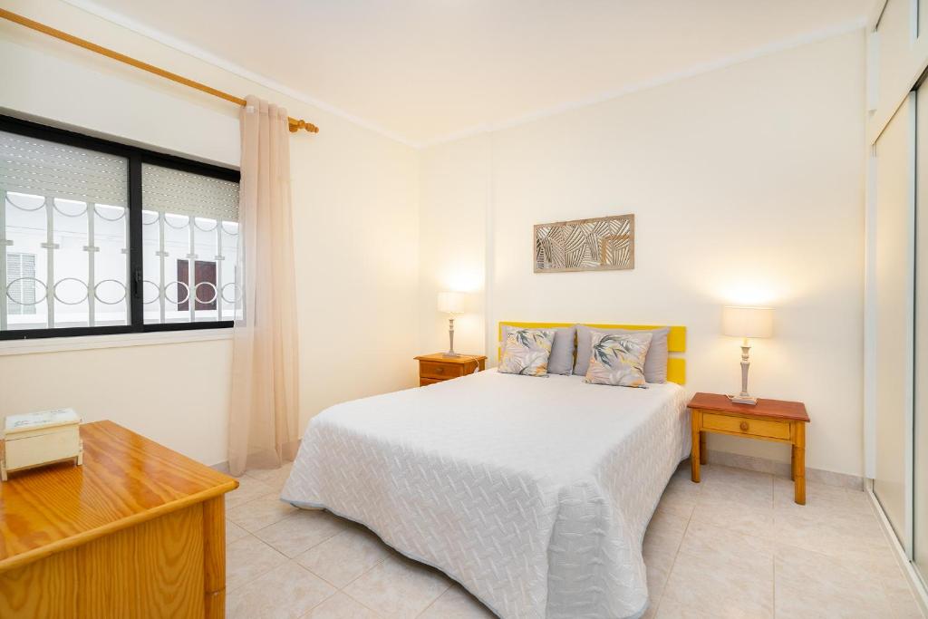 Ένα ή περισσότερα κρεβάτια σε δωμάτιο στο Rocha Seaside by Encantos do Algarve - 406