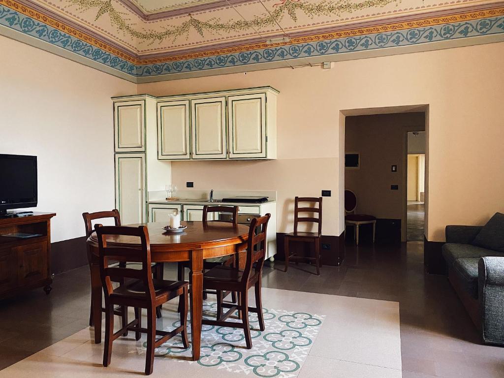 Televízia a/alebo spoločenská miestnosť v ubytovaní Palazzo Gambuzza