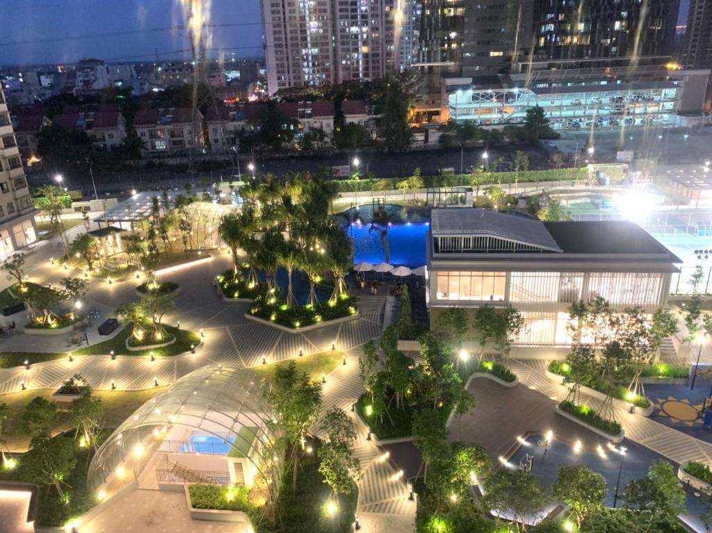 uitzicht op een stad 's nachts met verlichting bij Saigon South Residence - Vina We Stay in Ho Chi Minh-stad