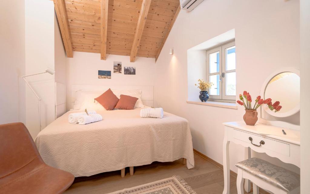 a bedroom with a bed with a mirror and a sink at Villa Zanino in Veliko Grablje