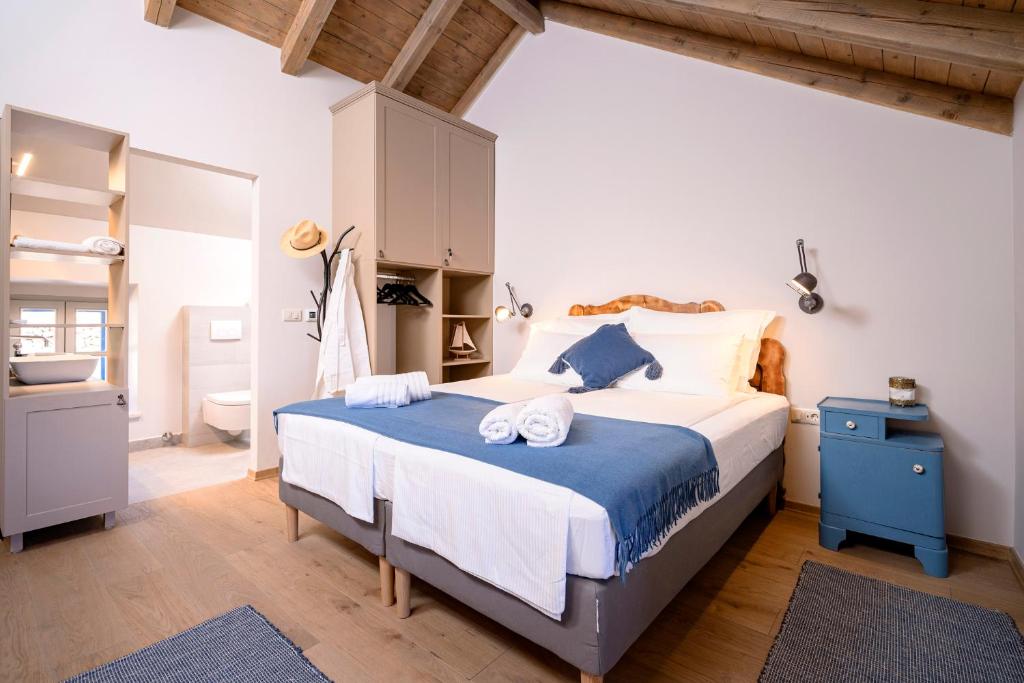 a bedroom with a bed with towels on it at Villa Zanino in Veliko Grablje