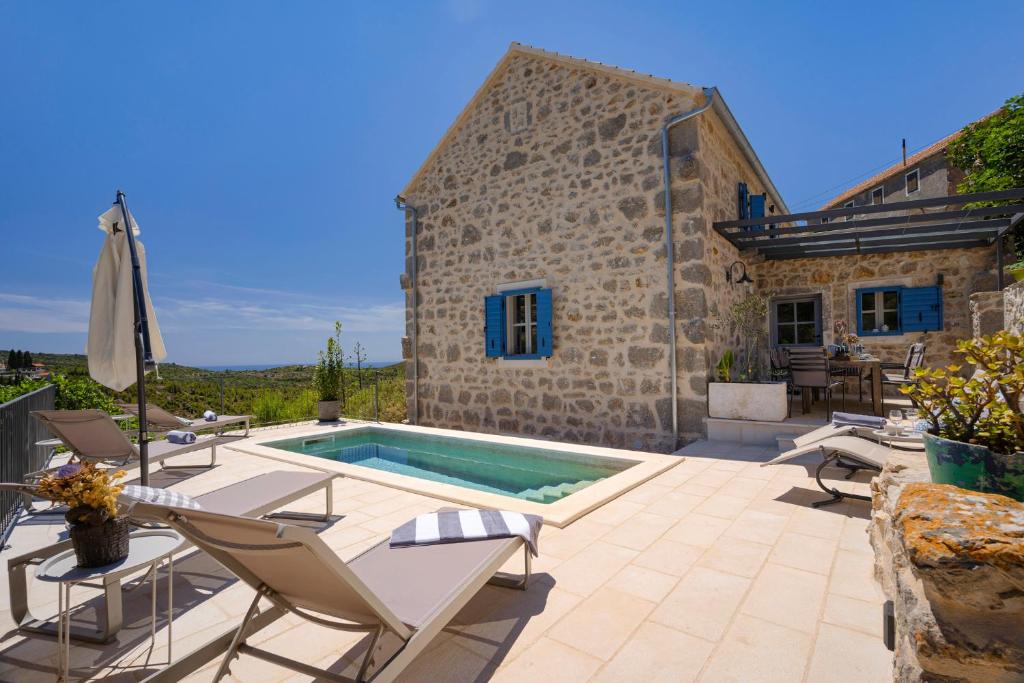 an image of a villa with a swimming pool at Villa Zanino in Veliko Grablje