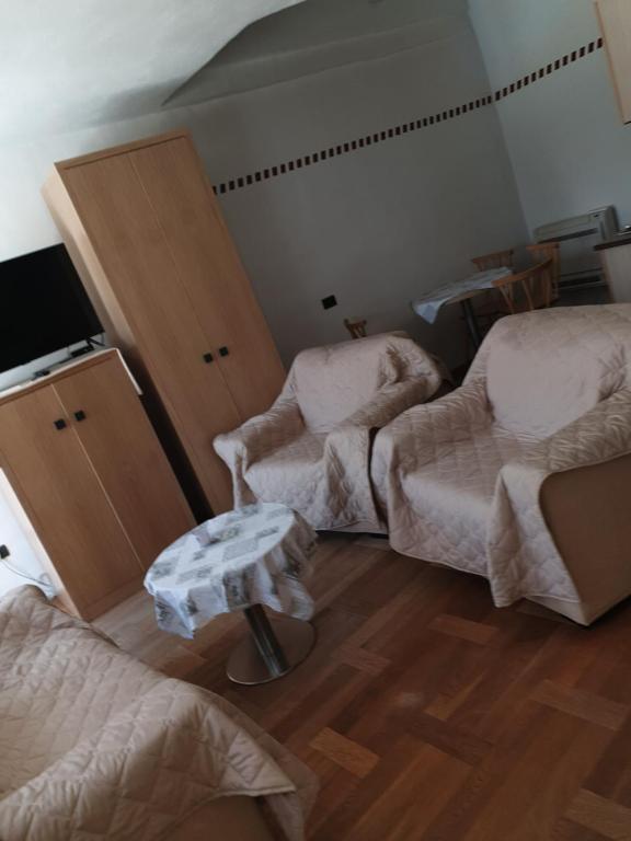 Zimmer mit 2 Betten und einem Tisch in der Unterkunft Šmartno Apartmaji Sobe Joško in Šmartno
