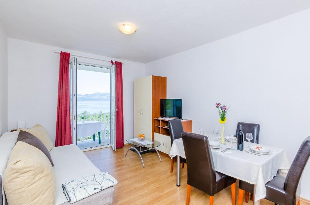 Televízia a/alebo spoločenská miestnosť v ubytovaní Apartments Glavor