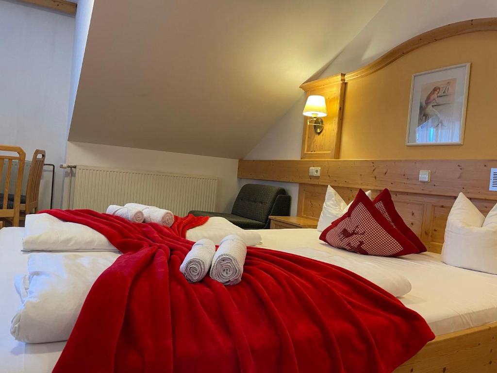 Postel nebo postele na pokoji v ubytování Hotel Berghof