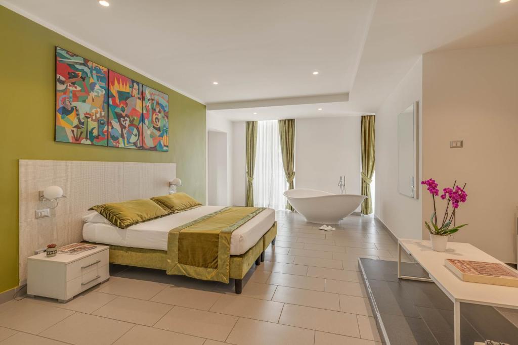Postel nebo postele na pokoji v ubytování Trevi Palace Hotel