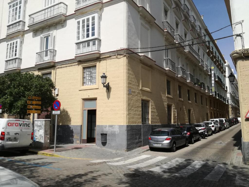 un edificio con coches aparcados al lado de una calle en Centro Histórico con parking Cádiz, en Cádiz