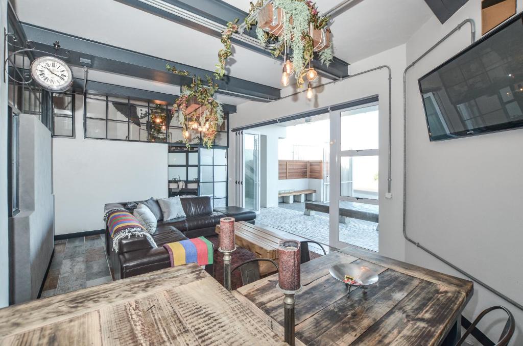 a living room with a table and a couch at De Vuurtoren in Yzerfontein
