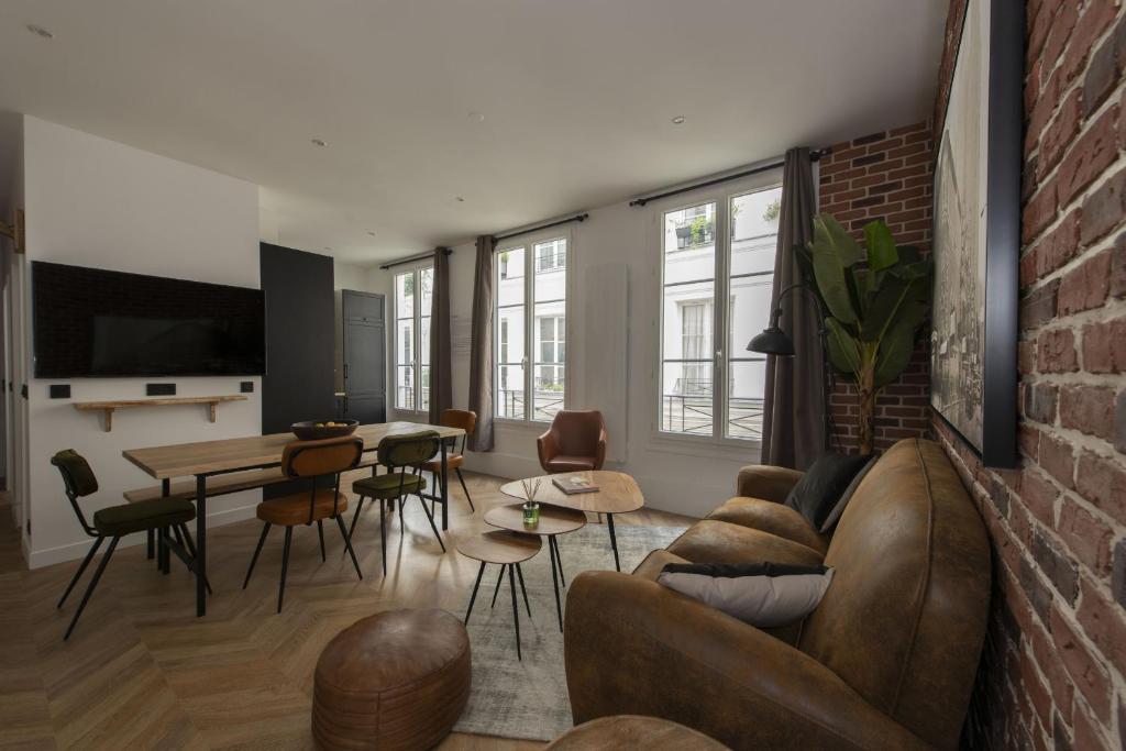 Time Line - Three-Bedroom Apartment