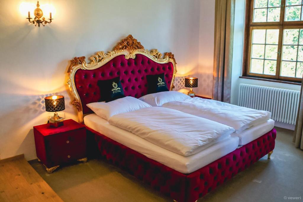 Postel nebo postele na pokoji v ubytování Innviertler Versailles