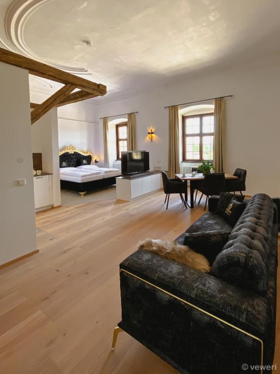 Postel nebo postele na pokoji v ubytování Innviertler Versailles