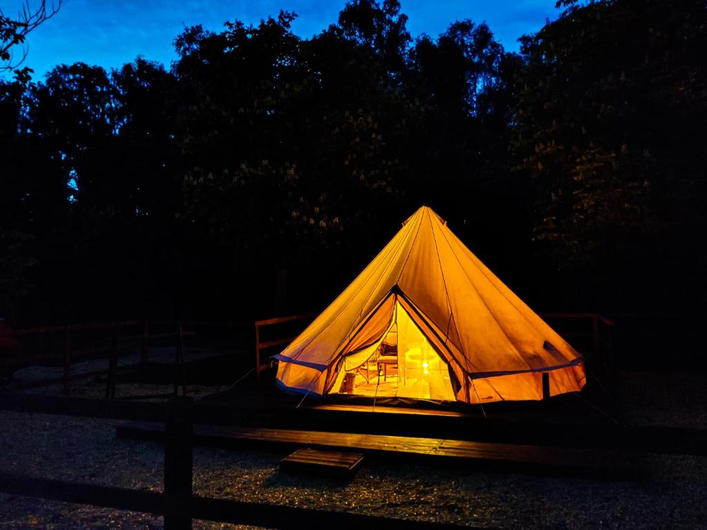 a lit up tent in a field at night at U hraběte Kinského s nádechem Safari in Kněžičky