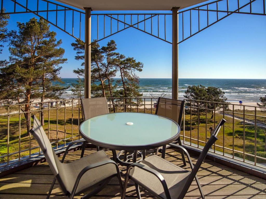 una mesa y sillas en un balcón con vistas al océano en Strandvillen Binz - 1-Raum-Ferienwohnung mit Meerblick und Balkon SV-763 en Binz