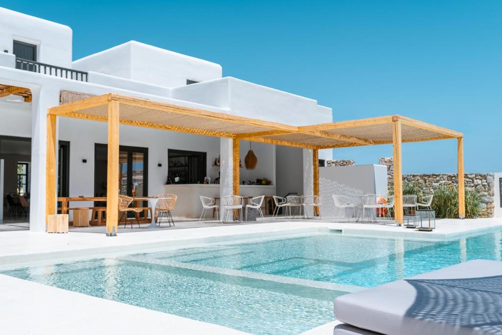 Bazén v ubytování Koukoumi Vegan Boutique Hotel nebo v jeho okolí