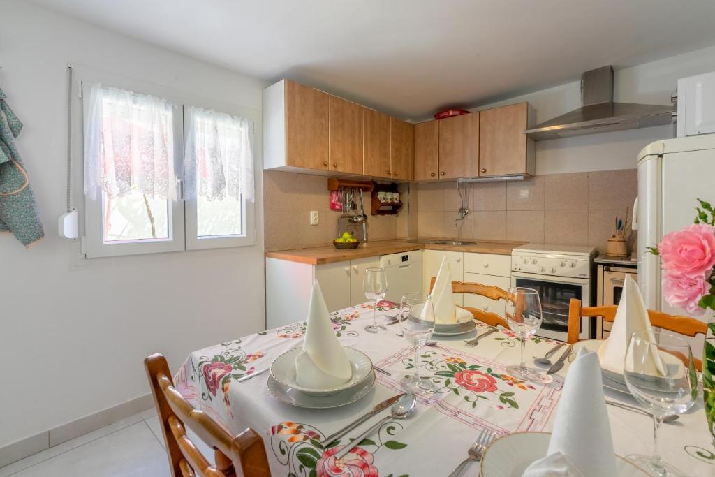 Kuchyň nebo kuchyňský kout v ubytování Holiday House Julija