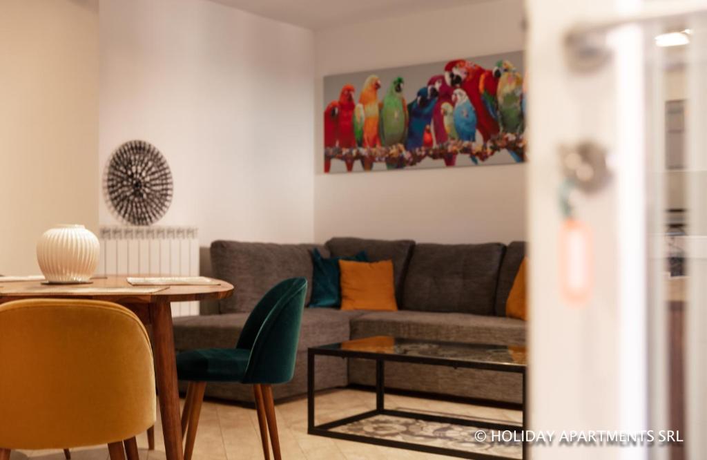- un salon avec un canapé et une table dans l'établissement Appartamento Splendore, à Bellagio