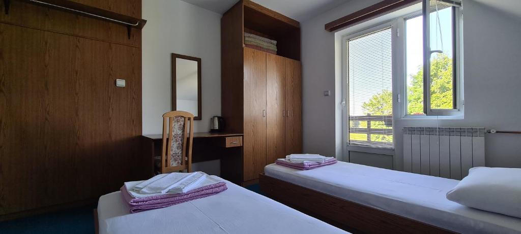 A bed or beds in a room at Guest House Tiha noć
