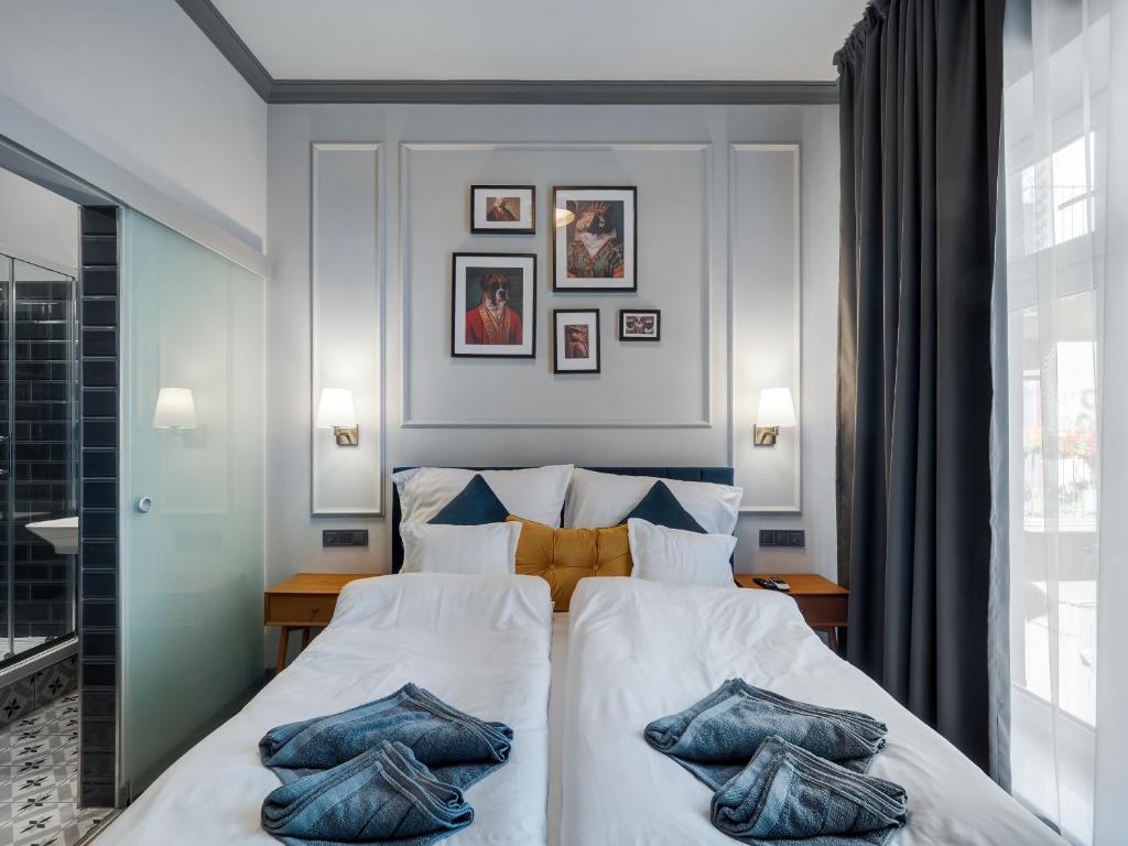 Postel nebo postele na pokoji v ubytování A22 Boutique Suites