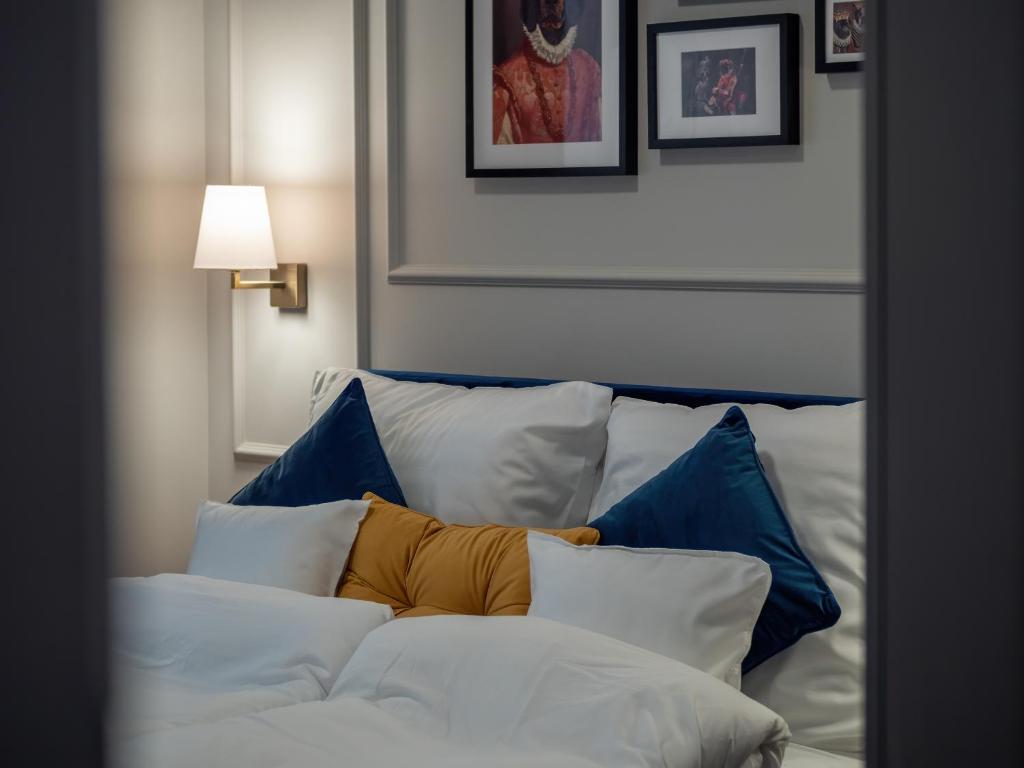 Postel nebo postele na pokoji v ubytování A22 Boutique Suites