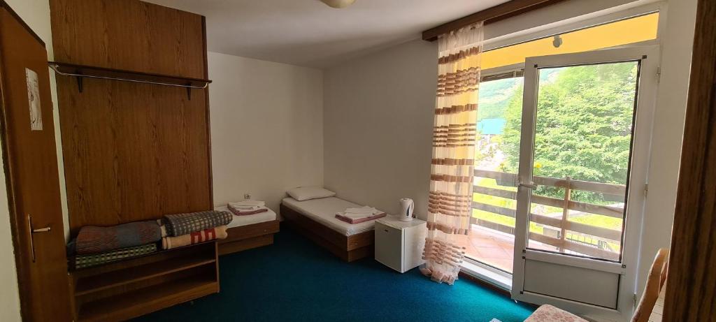 A bed or beds in a room at Guest House Tiha noć