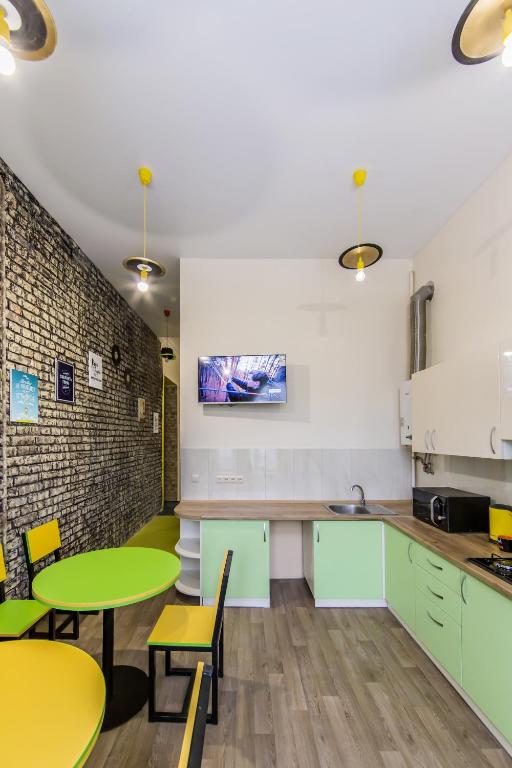 Kuchyň nebo kuchyňský kout v ubytování Vorobey Hostel
