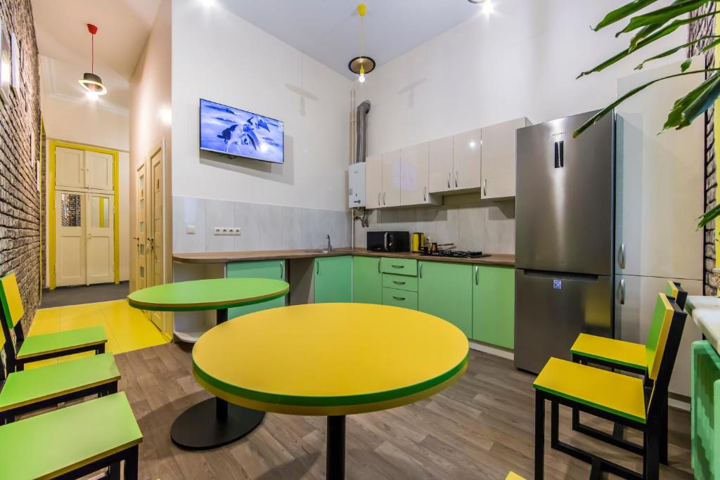Kuchyň nebo kuchyňský kout v ubytování Vorobey Hostel